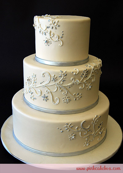 I haven't posted a picture of a wedding cake from my favorite bakery in a 